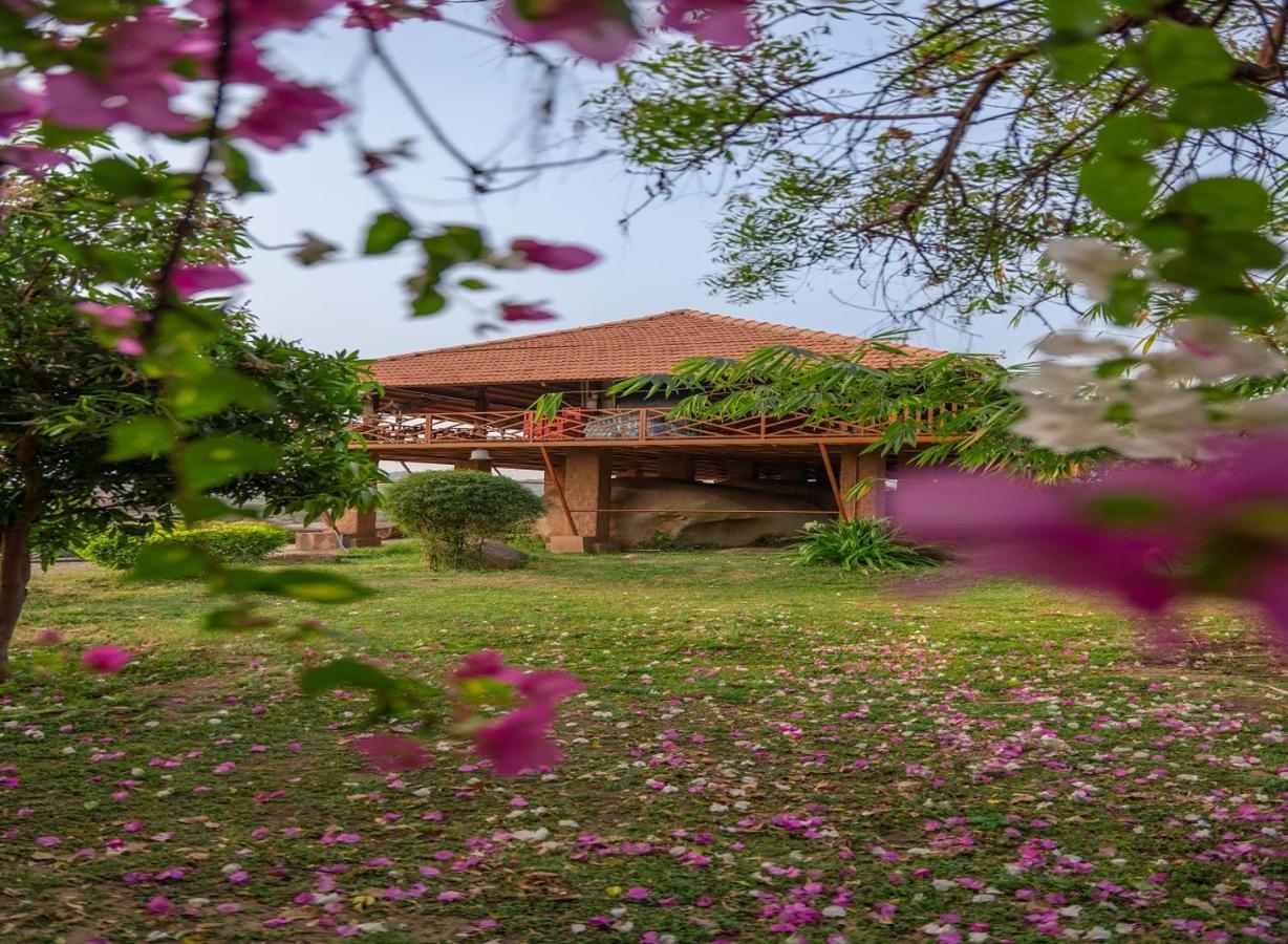 Leo Wodden Resort Hampi Extérieur photo